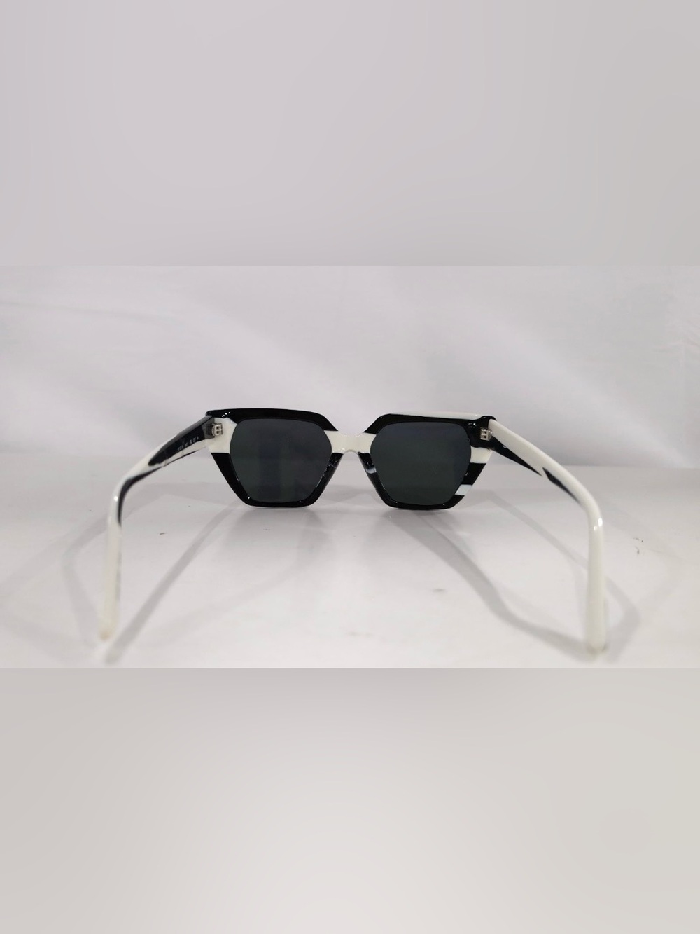 Oscar De La Renta Sunglasses - Picture 5 of 7